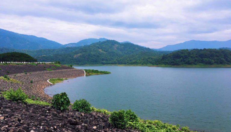 ചിമ്മിനി ഡാമില്‍ കുട്ട വഞ്ചി സവാരി,​ പരിസ്ഥിതി സൗഹൃദ ടൂറിസം.