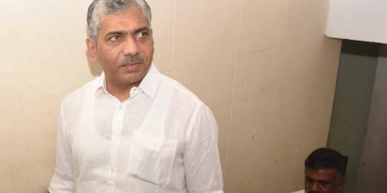 വകുപ്പുതല അന്വേഷണത്തിന്റെ ഭാഗമായി ജേക്കബ് തോമസിനെ എ.ഡി.ജി.പിയായി മാറ്റാൻ തീരുമാനം.