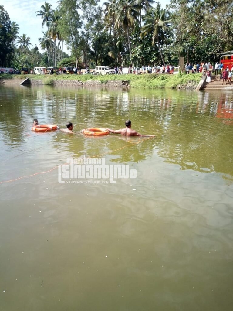 കല്ലമ്പലം നാവായികുളത്തു അച്ഛൻ മൂത്ത കുട്ടിയെ കൈകാൽ  കെട്ടിയിട്ട്  കഴുത്തറുത്തു കൊന്ന ശേഷം ഇളയ കുട്ടിയുമായി കുളത്തിൽ ചാടി