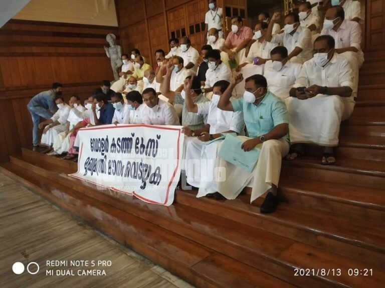 ഡോളര്‍ കടത്തില്‍ മുഖ്യമന്ത്രിക്ക് എതിരായ ആരോപണം ചര്‍ച്ച ചെയ്യാത്തതില്‍ പ്രതിഷേധിച്ച് പ്രതിപക്ഷം സഭ ബഹിഷ്കരിച്ചു