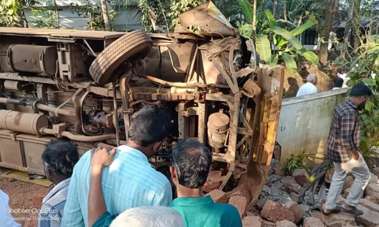 സ്കൂൾ ബസ് മറിഞ്ഞു, ആറു വയസുകാരി മരിച്ചു