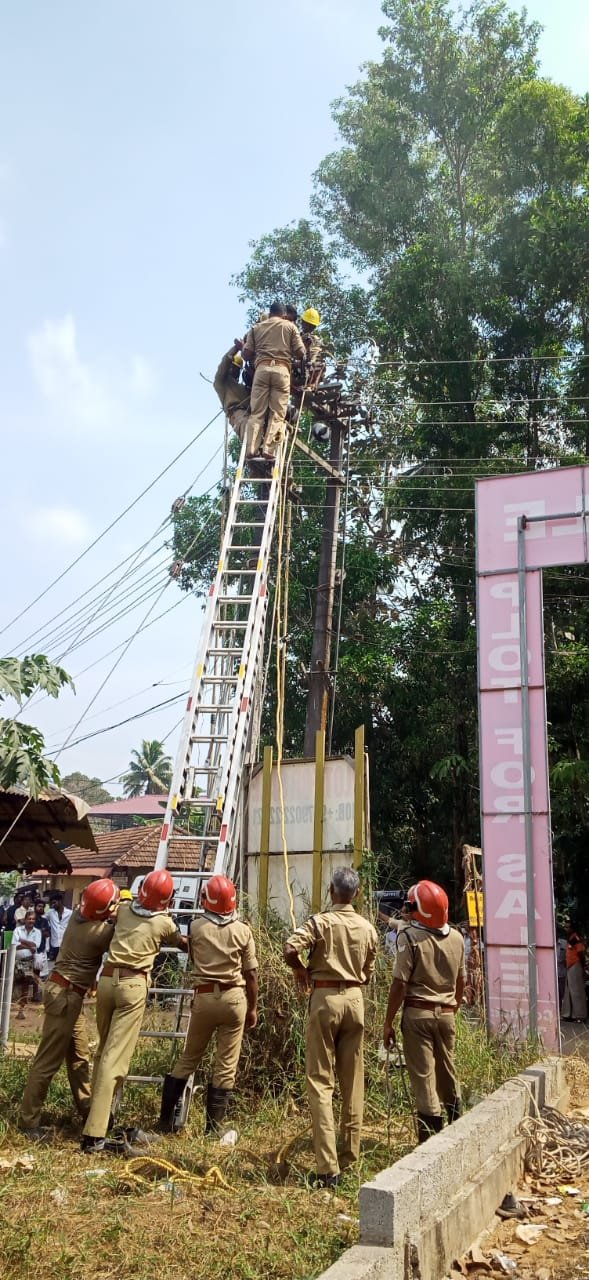 പോസ്റ്റിൽ കുടുങ്ങിയ KSEB ജീവനക്കാരന് രക്ഷകരായി ആറ്റിങ്ങൽ അഗ്നിരക്ഷാ സേന