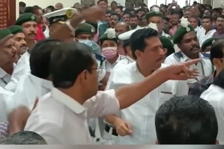 നിയമസഭയിലെ സ്പീക്കറിന്റെ ഓഫിസിനുമുന്നിലെ പ്രതിഷേധം, പ്രതിപക്ഷ എം എൽ എമാർക്കെതിരെ കേസ് രജിസ്റ്റർ ചെയ്തു