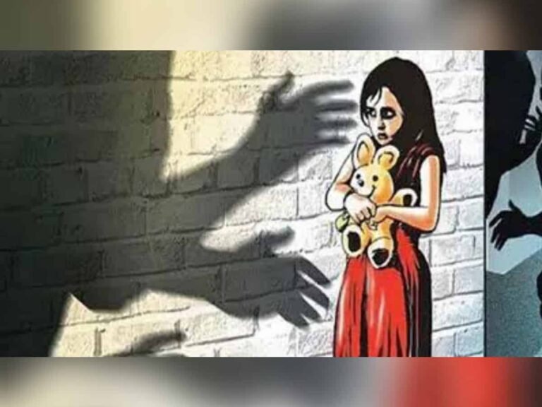 പതിനാറുകാരിയായ സ്ക്കൂൾ വിദ്യാർത്ഥിനി വീട്ടിൽ വച്ച് പ്രസവിച്ചു,പ്രായപൂർത്തിയാകാത്ത സഹപാഠിക്ക് വേണ്ടി പൊലീസ് തിരച്ചിൽ തുടങ്ങി