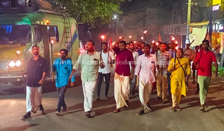 വിതുരയിൽ യൂത്ത് കോൺഗ്രസ്‌ നൈറ്റ്‌ മാർച്ച്‌ നടത്തി