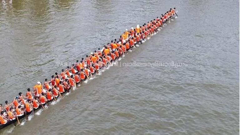 ചമ്പക്കുളം മൂലം വള്ളംകളിക്കിടെ അപകടം. വനിതകൾ തുഴഞ്ഞ വള്ളം മറിഞ്ഞു.